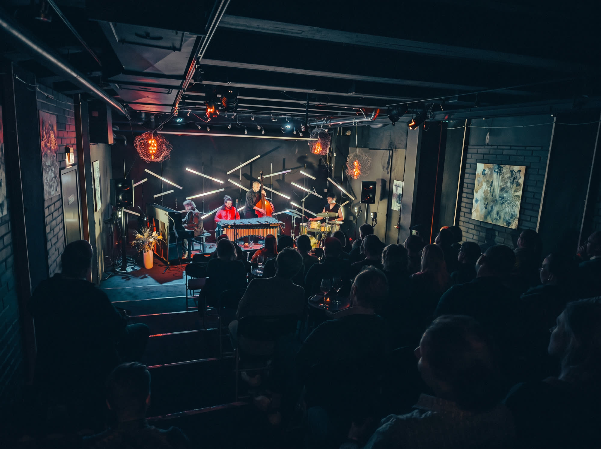 Jazzkeikka Keitaan lavalla, yleisö tunnelmavaloissa